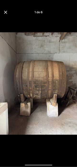 3 pipas antigas de adega em madeira
