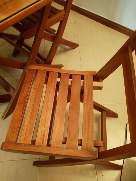Conjunto mesa sala de jantar ou jardim em madeira maçica + 4 cadeiras