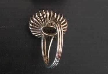 Anel em ouro branco de diamantes com esmeralda