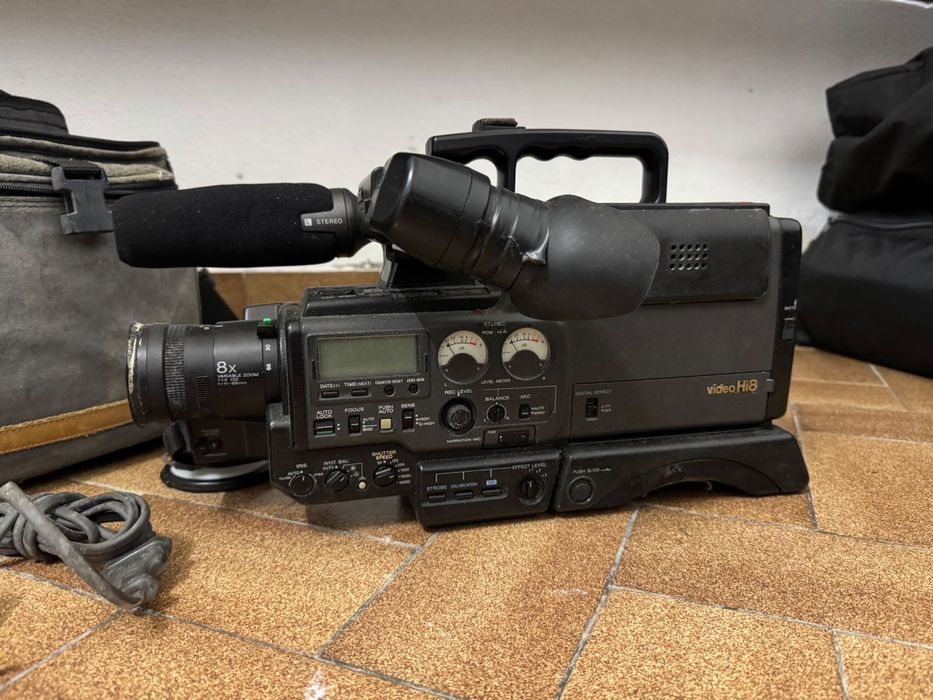 Sony CCD-V5000E Camera + Accessories64585505726978121