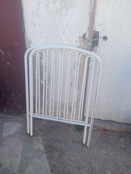 Vende se cama de bebé em bom estado de conservação com estrado