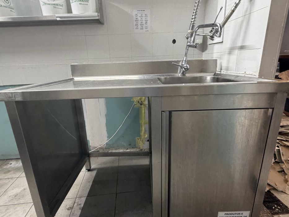 Bancada inox com cuba de lavagem e torneira