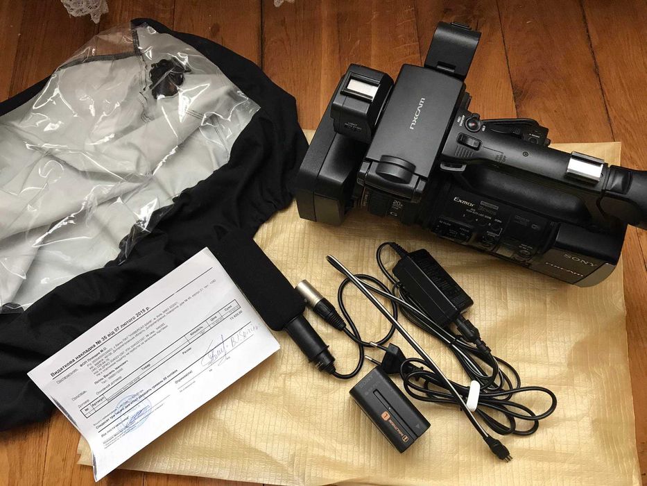 Відеокамера профі Sony HXR-NX3E