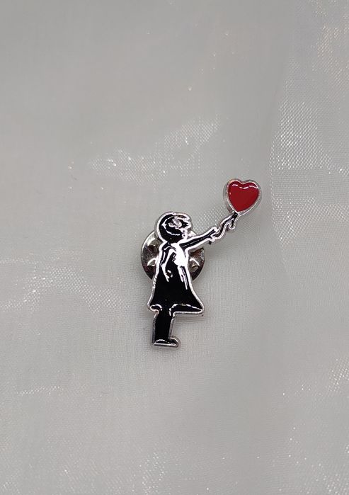 BANSKY kultową broszka