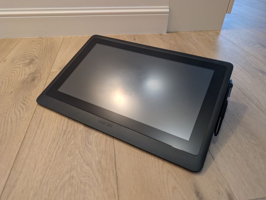 Wacom Cintiq 16 DTK-1660 + Pro Pen 2 + komplet okablowania - mało używany