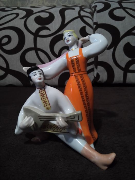 Фарфоровая статуэтка