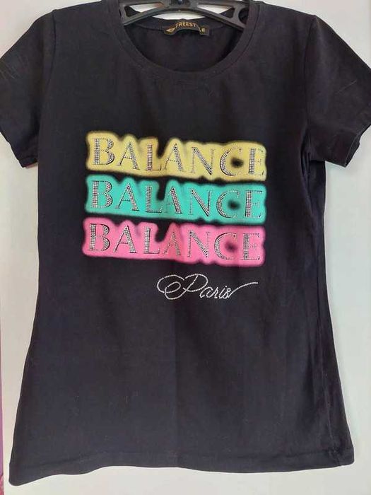 Czarny t-shirt z napisami z kryształków, r. S