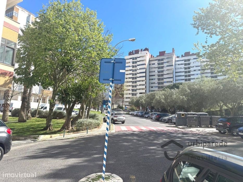 Apartamento T2, junto à escola Camilo Castelo Branco, Carnaxide