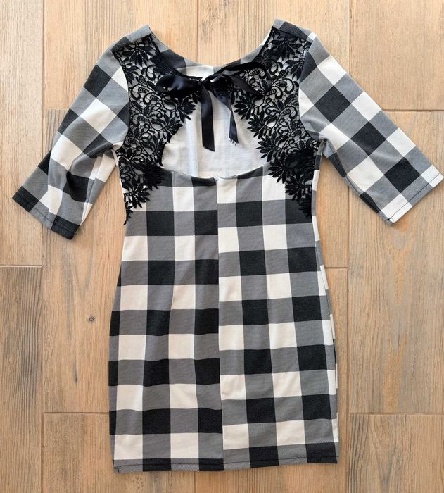 Elegancka sukienka w kratę z koronką na plecach