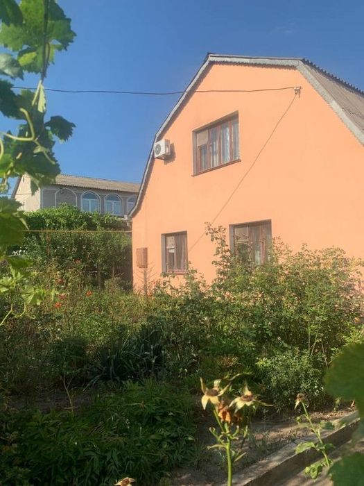 Идеальный дом для семьи: безопасный двор + место для авто