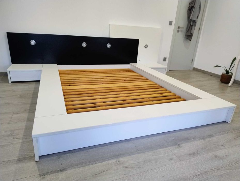 cama casal com mesas cabeçeira  e estrado