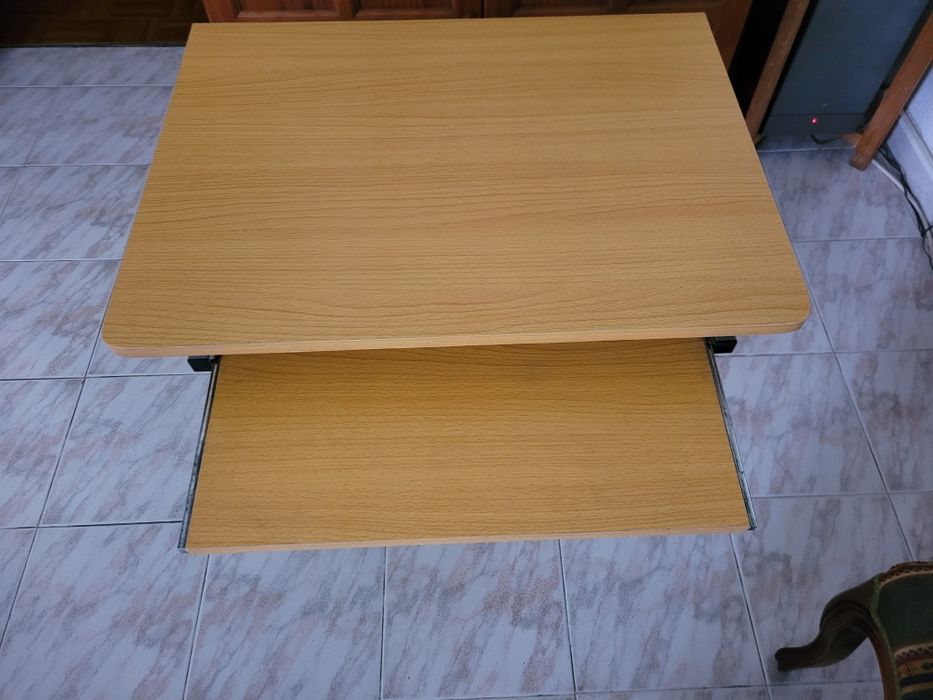 Individual rolling desk