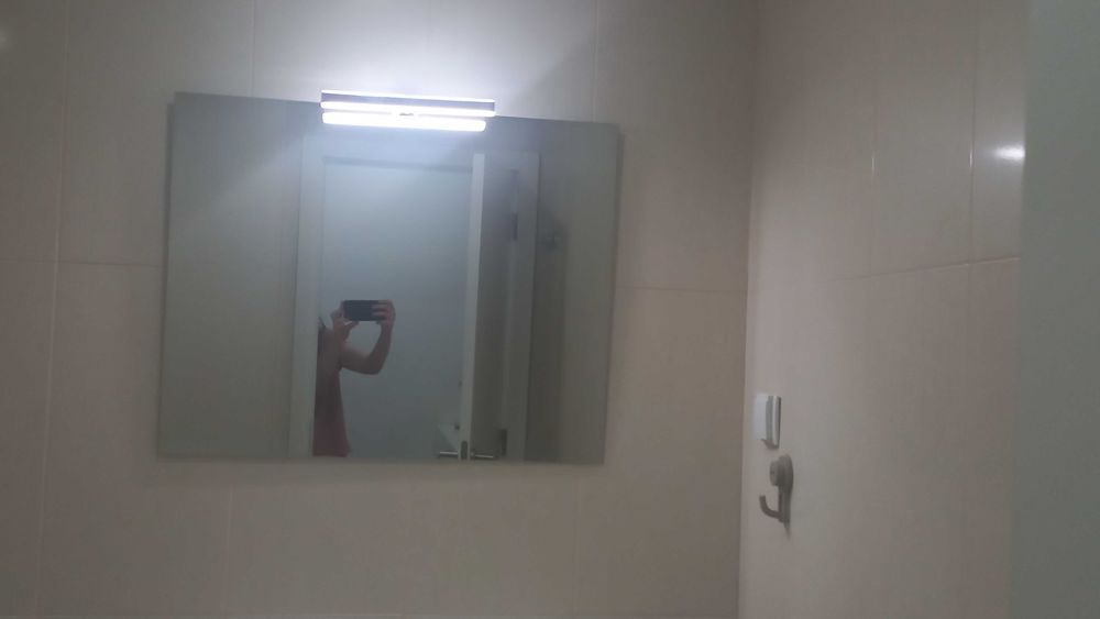Espelho de casa de banho com iluminação LED