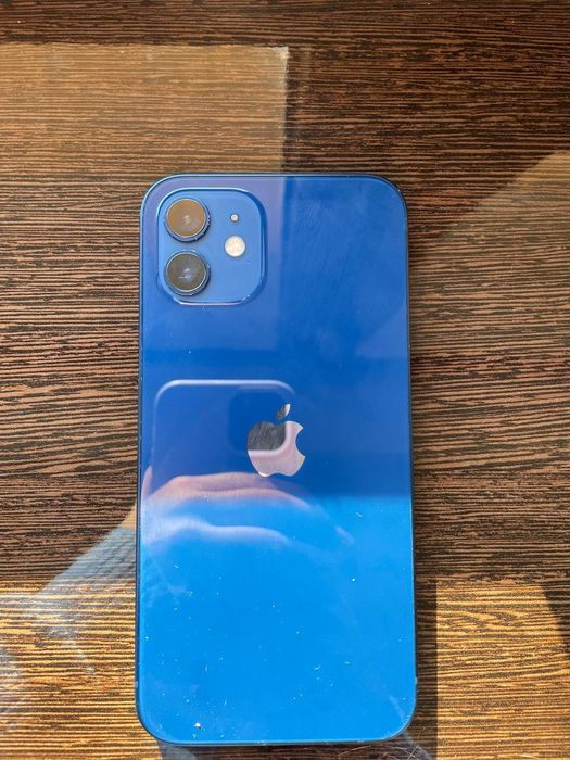 Телефон iPhone 12
