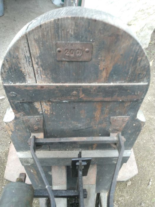 Balança decimal antiga com pesos