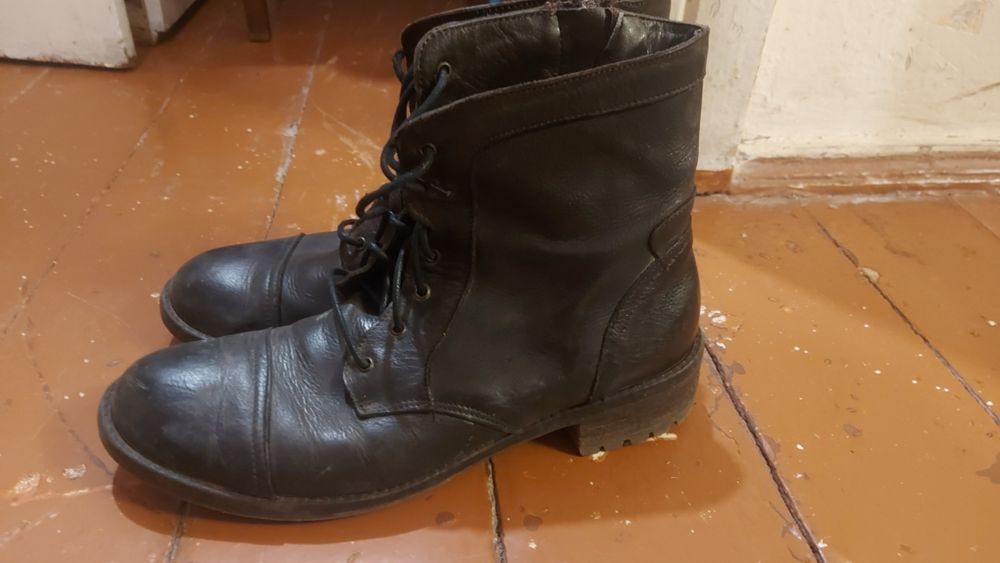 Безкоштовно віддам жіноче взуття 40р.