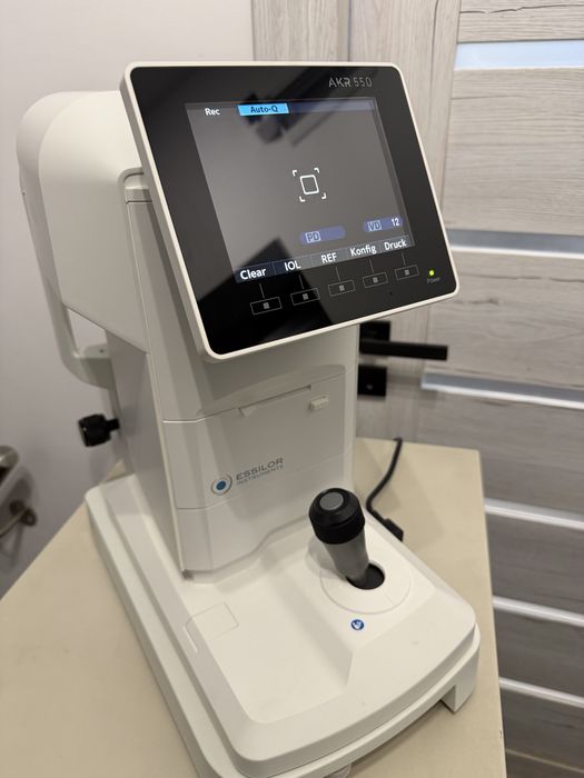 Autorefraktometr Essilor AKR550 2025 rok optyk okulista zaklad optyczny