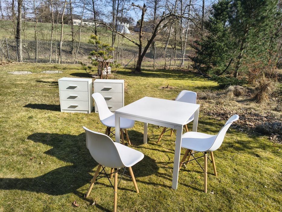 Stół z krzesłami i komody