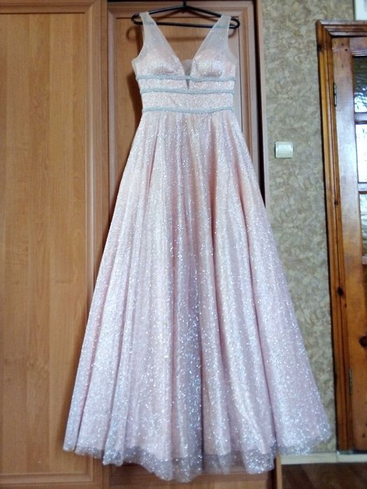 Випускна сукня FAVORE (р. 38) — Сяюча пудра, ідеальний стан!