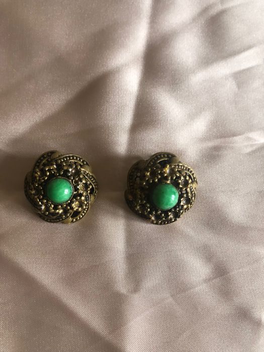 Brincos vintage com pedra verde esmeralda