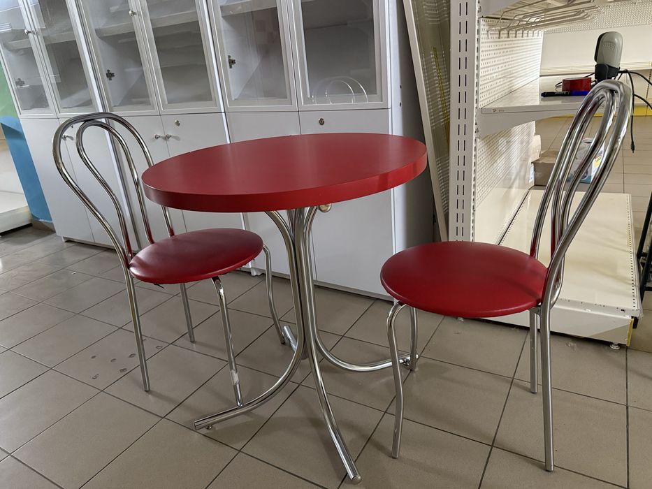 Стіл та 2 стільці ( комплект) червоний та жовтий