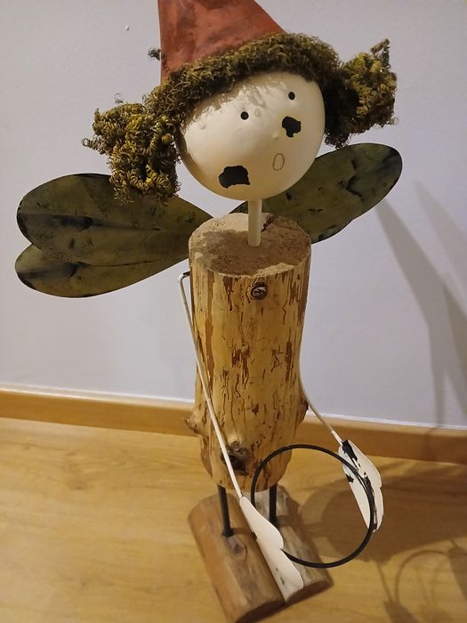 Boneca decorativa em metal e madeira