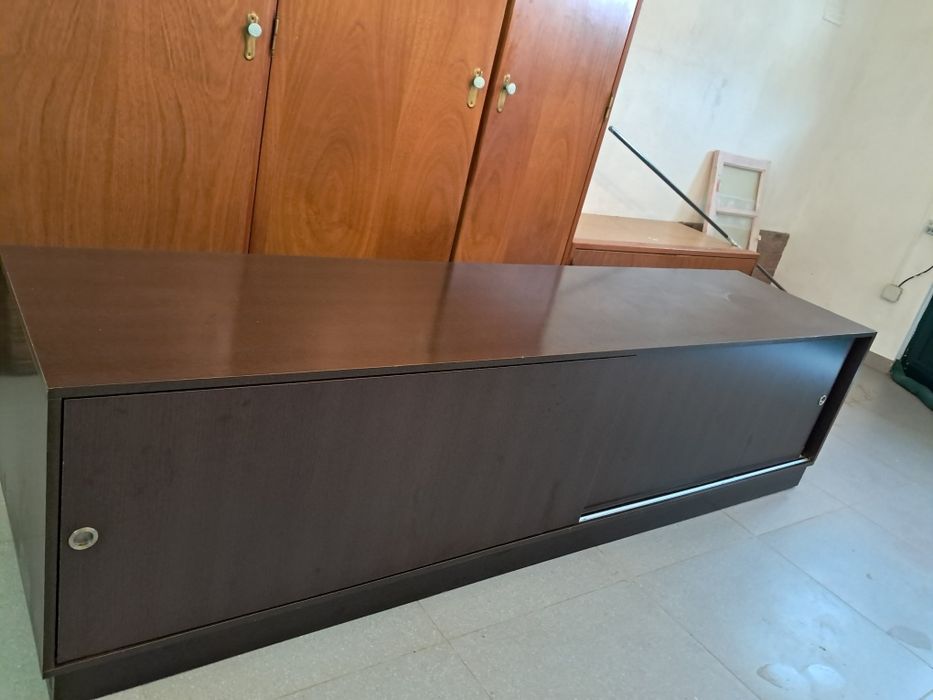 Móvel expositor com portas de correr e rodas