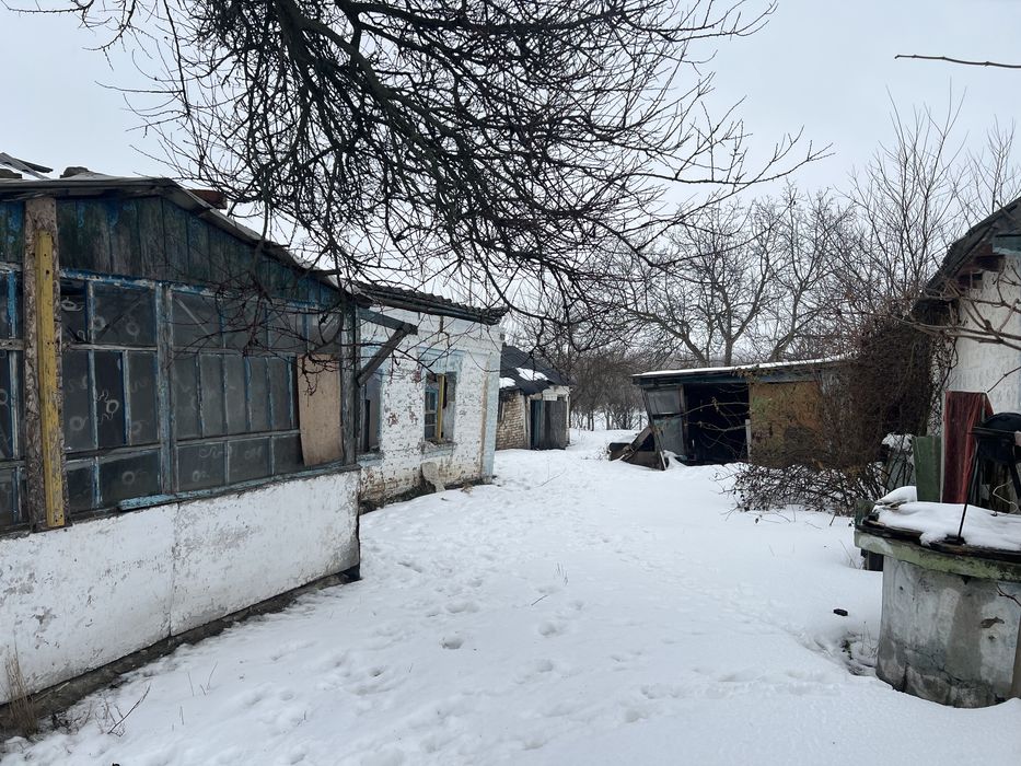 Продам нежилий будинок з рівною ділянкою поблизу центру Узина
