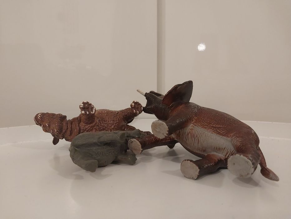 3 figurki prehistorycznych zwierząt