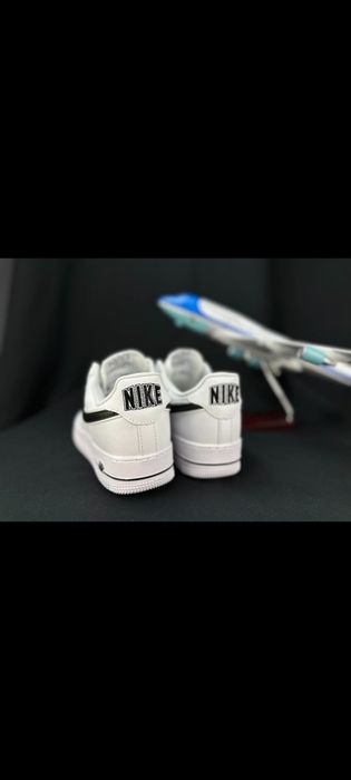 Nike air force 1, branco com símbolo preto