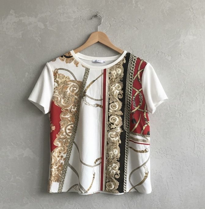 Stylowa Koszulka Zara Basic – Wzór Baroque / Chain Print – Rozmiar L
