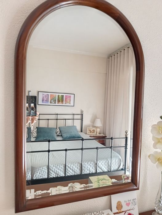 Cama em ferro com mesas cabeceira e cómoda