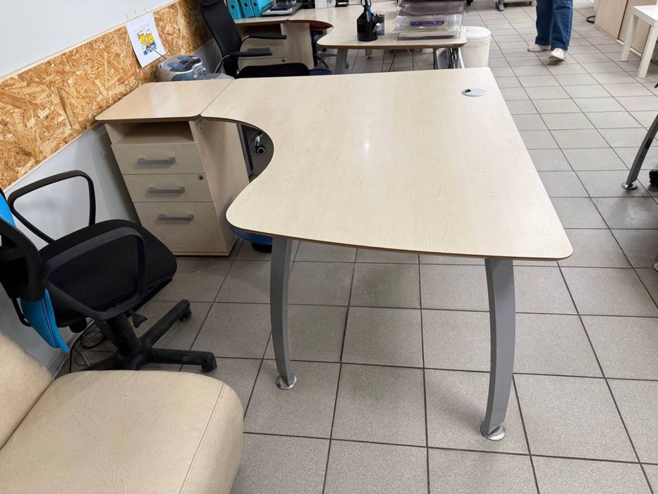 РАСПРОДАЖА письменных и угловых столов склад.