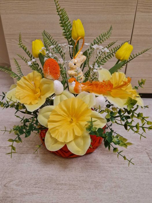 Stroik wielkanocny w wiklinowej doniczce