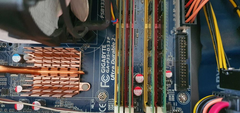 Komputer z Intel Core Quad 8GB DDR2 Radeon 320GB