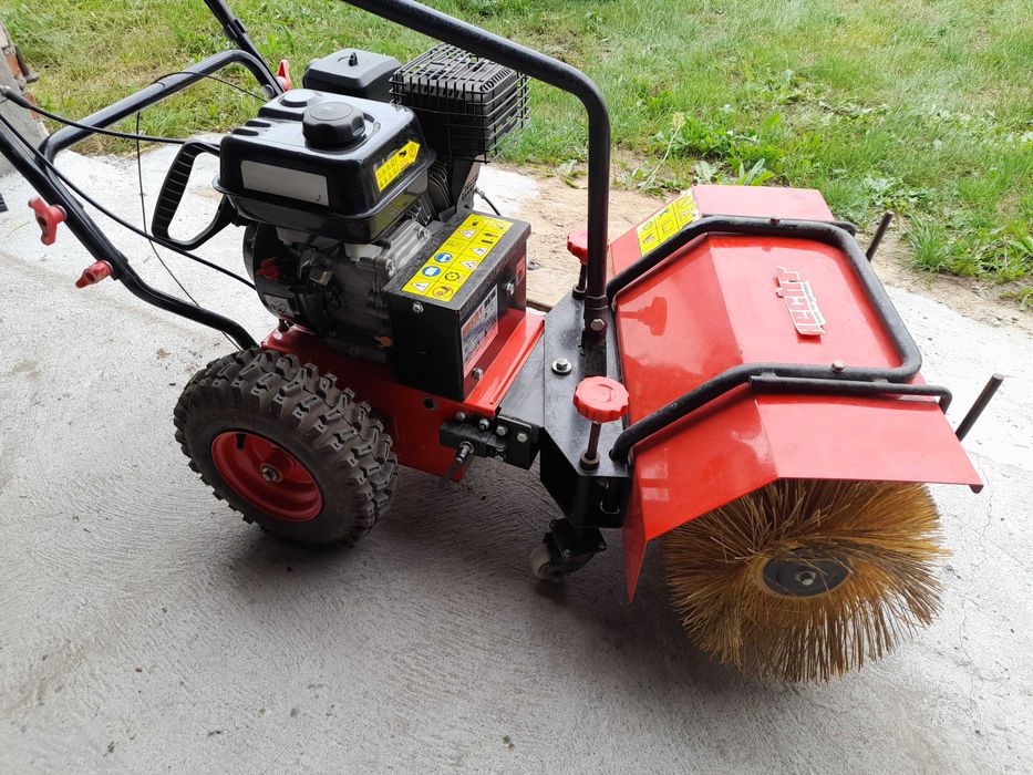 Zamiatarka Hecht 8616 z pojemnikiem na odpady, pług, odśnieżarka