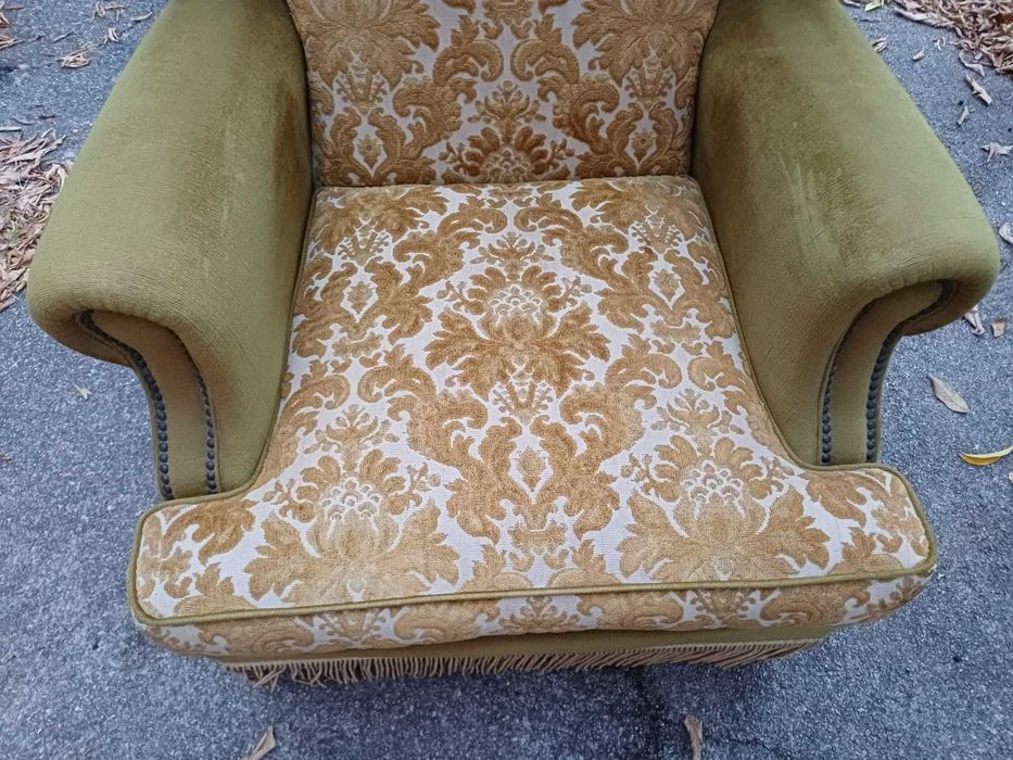 Clássica poltrona de orelhas (wingback) estofada, de molas, de costas altas