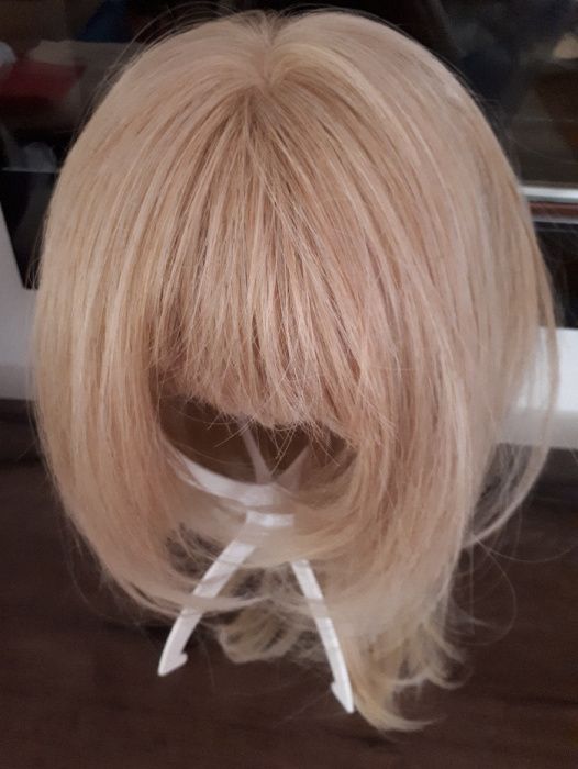 Peruka blond z jaśniejszymi pasemkami