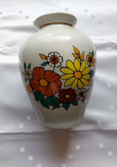 Wazon PRL Chodzież | Kultowy motyw kwiatowy | Porcelit Vintage
Opis: