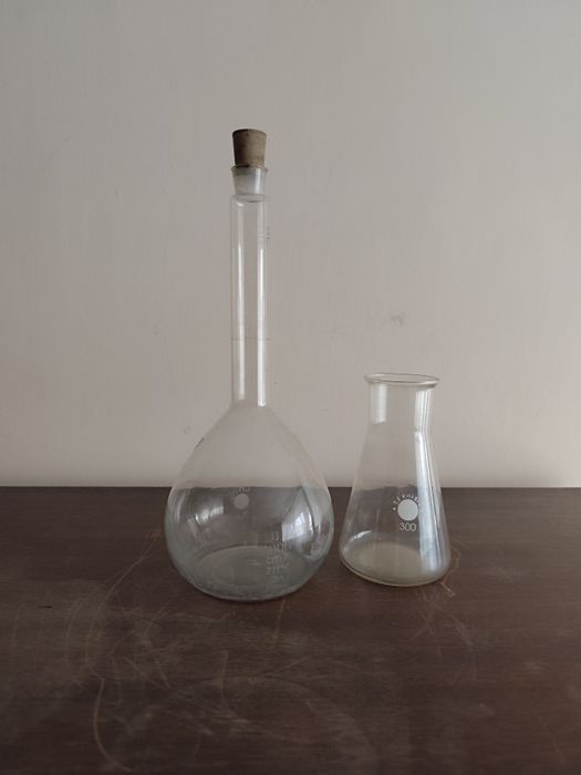 Szkło naczynia laboratoryjne kolba miarowa i stożkowa Erlenmeyera 300