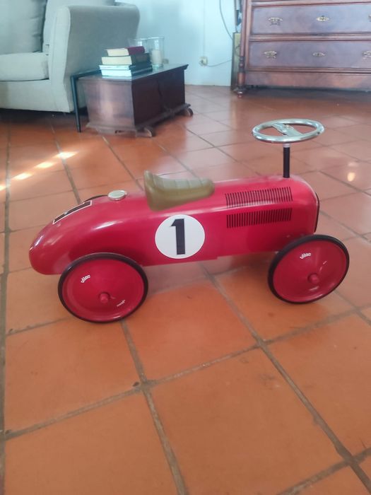 Carro vintage vermelho Vilac