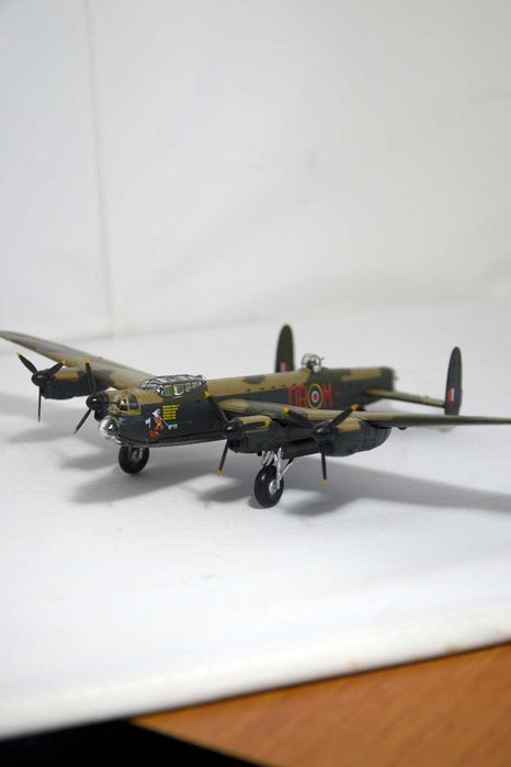 Avião Miniatura Lancaster 1:144