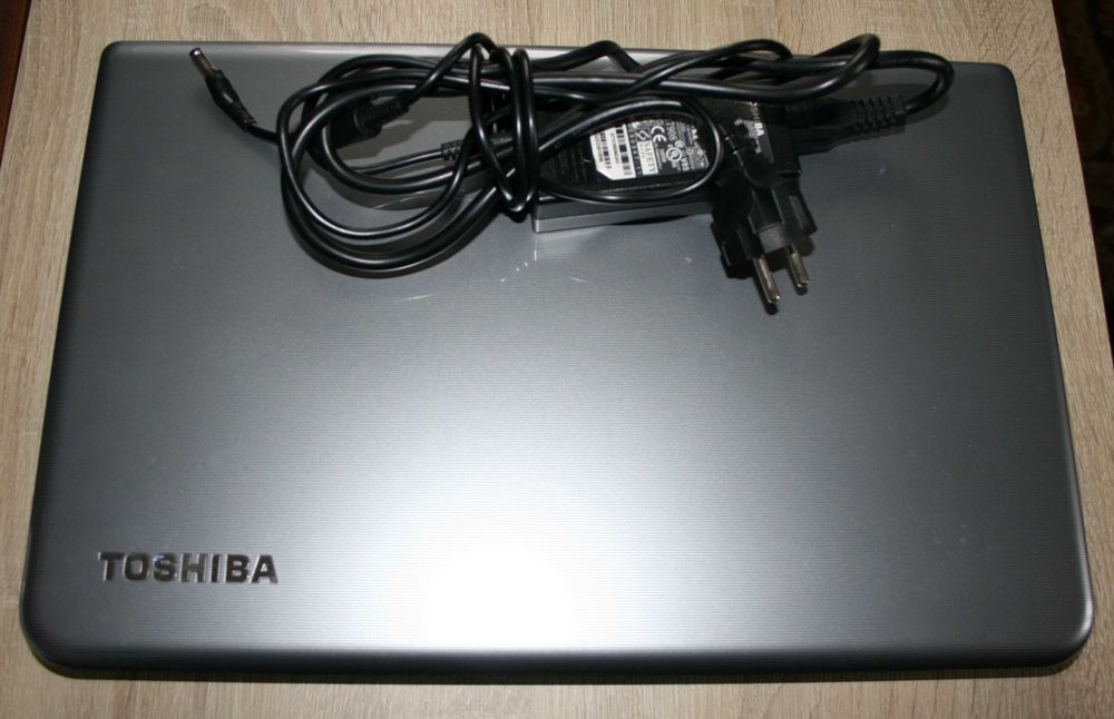 Laptop Toshiba Satellite L75D‑A – 17,3”, SSD, Windows 10 – dobry do filmów i prostych zadań