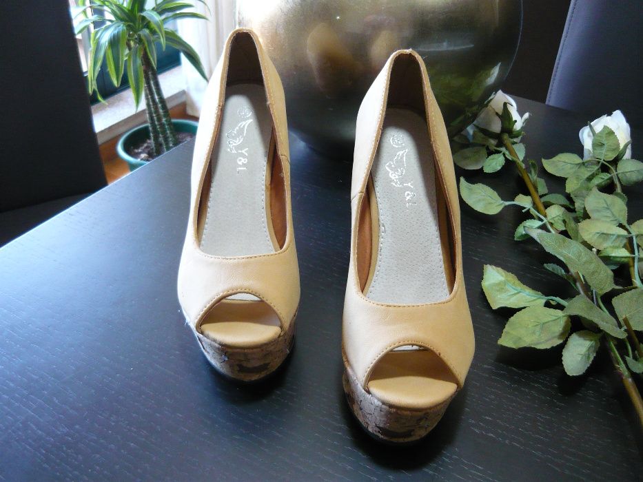 Sapatos de senhora - Nobuco beje - Sola compensada - Novos