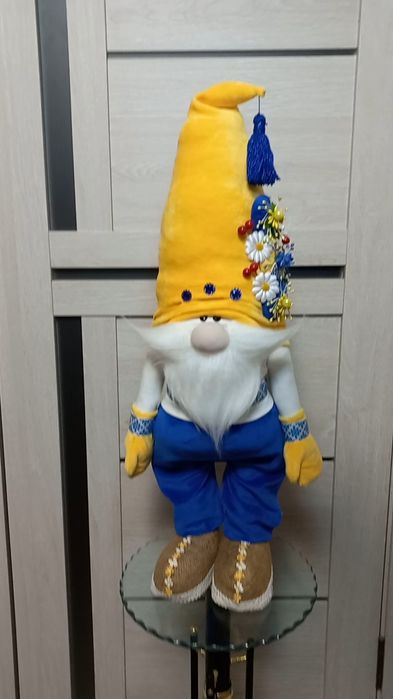 Гном ручно їроботи.  Гном в жовто блакитному кольорі .