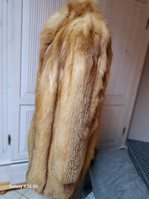 Eleganckie futerko z lisa damskie.