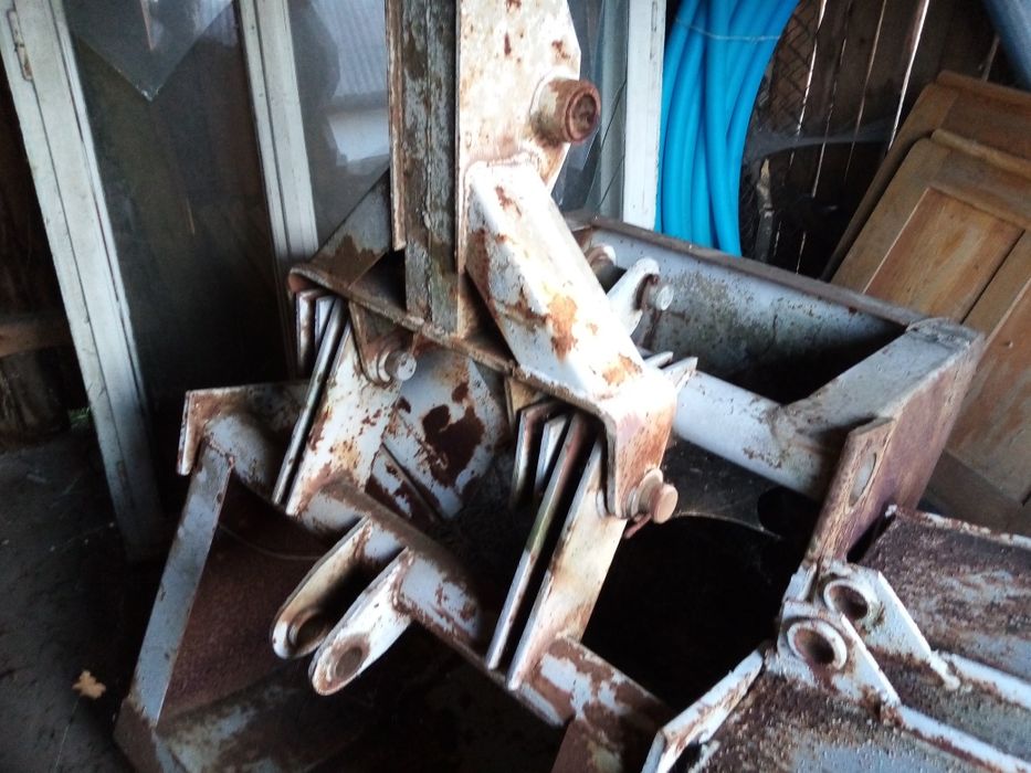 Продам грейферний і два траншейорийних ковші.