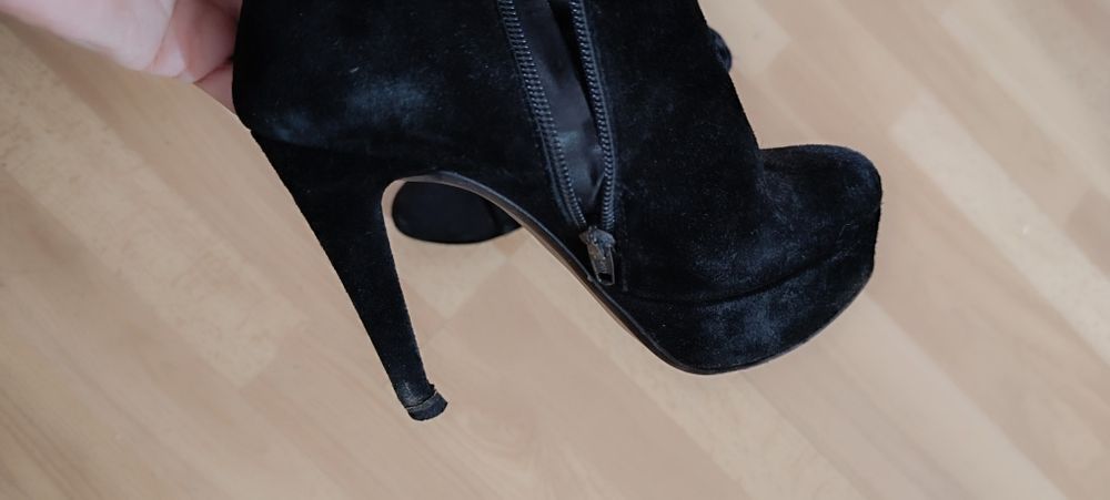 Botins pretos de salto alto tamanho 35. Usados