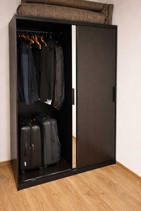 Ciemna szafa przesuwna z lustrem