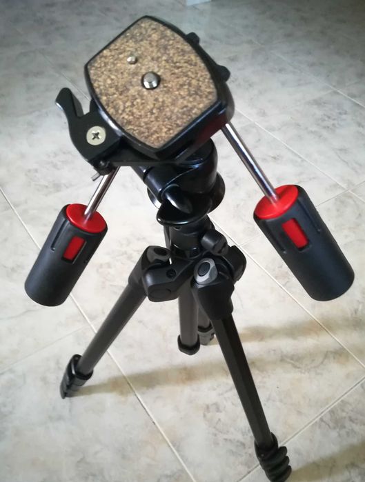 Tripé Manfrotto com cabeça articulada